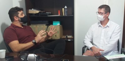 Vereador Alfredo Gramm Sobrinho com assessor parlamentar Vinício dos Santos, durante entrega de solicitação de R$ 100 mil em emenda parlamentar para refazer cobertura do PA 24h-1.jpg