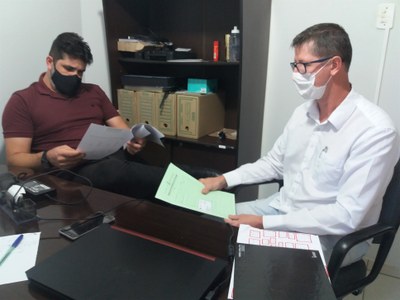 Vereador Alfredo Gramm Sobrinho com assessor parlamentar Vinício dos Santos, durante entrega de solicitação de R$ 100 mil em emenda parlamentar para refazer cobertura do PA 24h.jpg