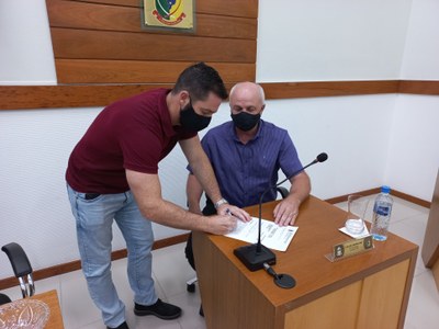 Vereador Felipe Rafaeli Rodrigues assinando a renúncia do cargo de presidente do legislativo.jpg