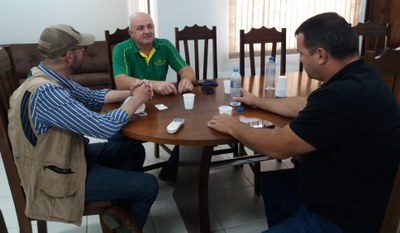 Secretário de Aquicultura e Pesca Jorge Seif Júnior, vereador Loacir Campreguer e o assessor Rafael Xavier.jpg