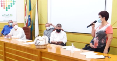 Presidente do Legislativo, vereadora Bernadete Correa Hillbrecht discursando na Aciac, durante reunião com o Secretário de Estado da Agricultura Altair Silva