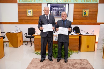Prefeito Luiz C. Tamanini e vice-prefeito Cláudio Finta com os diplomas